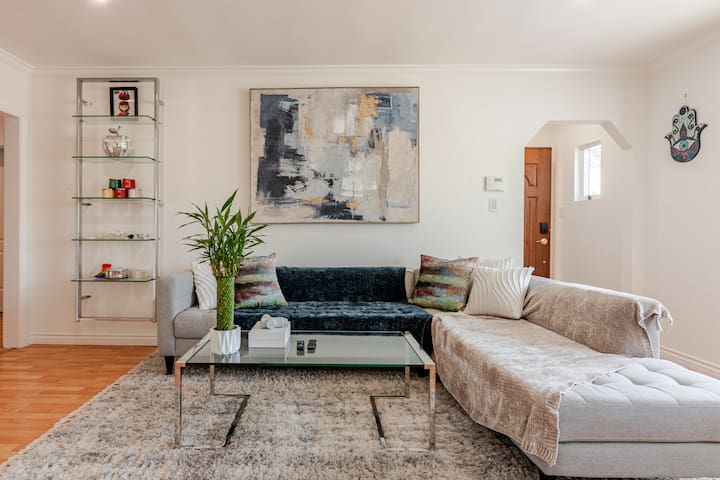 prime location! 3BD, pool, walk to shops/cafes