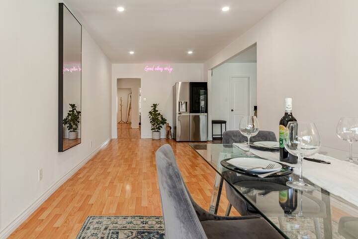 prime location! 3BD, pool, walk to shops/cafes gallery image 4