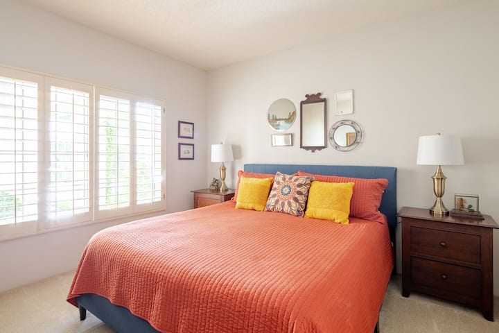 Sekundárna spálňa má manželskú posteľ veľkosti California King a dostatok úložného priestoru na osobné veci.