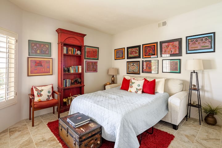 Spálňa/brloh pre hostí zahŕňa menšiu manželskú posteľ a vyhradený pracovný priestor (POZNÁMKA: táto fotka bola urobená, keď tam bola ešte rozkladacia pohovka - teraz je tu rám/matrac s manželskou posteľou). K dispozícii sú dvere, ktoré je možné zavrieť pre viac súkromia. 