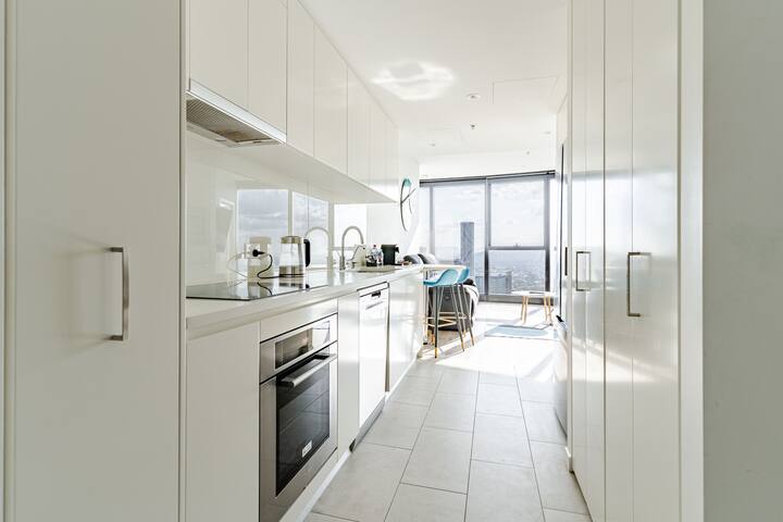 Sky-High Luxury 3 Bed 2 Bath & Free Cleaning Fee gallery image 4