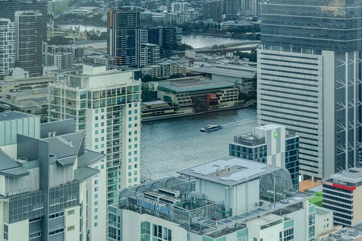 Sky-High Luxury 3 Bed 2 Bath & Free Cleaning Fee gallery image 5