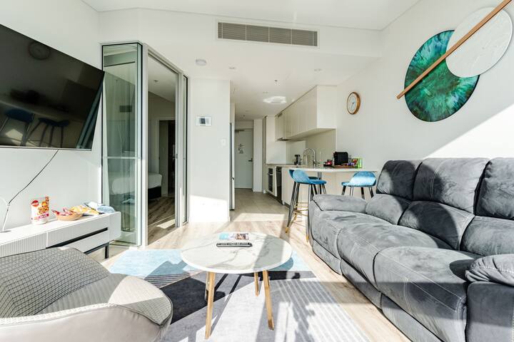 Sky-High Luxury 3 Bed 2 Bath & Free Cleaning Fee gallery image 2