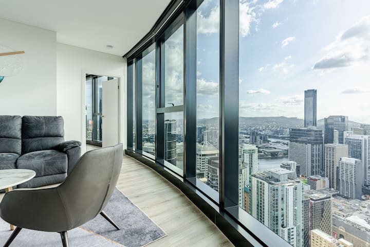Sky-High Luxury 3 Bed 2 Bath & Free Cleaning Fee