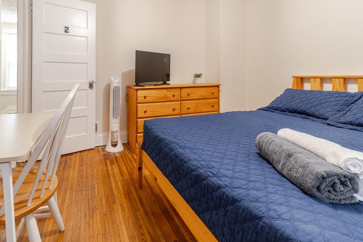 Táto strana spálne je vybavená inteligentným televízorom na zábavu, komoda na jednoduché uskladnenie a ventilátor, ktorý vás ochladí. Perfektné prostredie na relaxáciu a pohodlie.