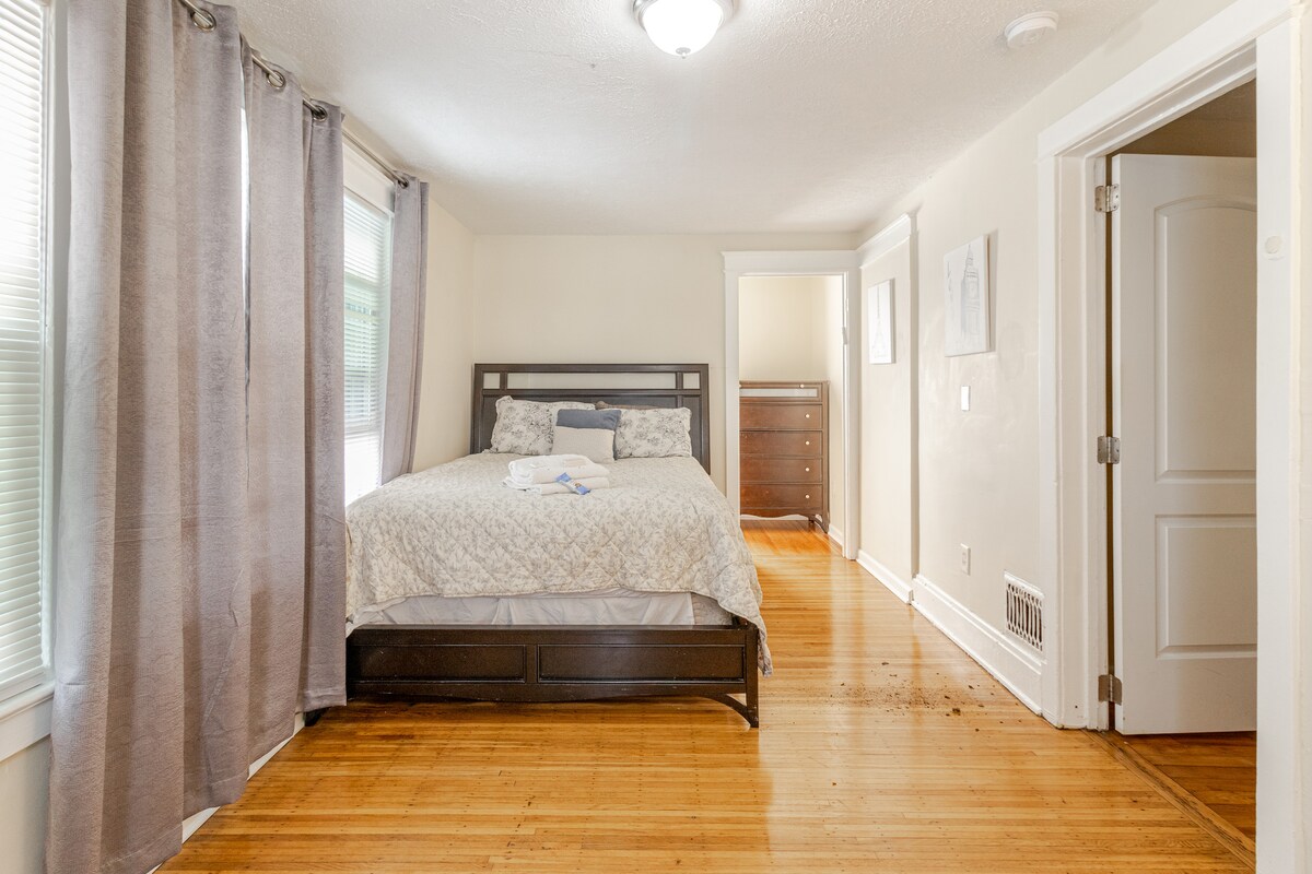 ผ่อนคลายในห้องนอนควีนไซส์ที่อบอุ่นพร้อมผ้าเช็ดตัวสะอาดสบู่อาบน้ำและพื้นที่ตู้เสื้อผ้าขนาดใหญ่เพื่อให้มั่นใจว่าการเข้าพักจะสะดวกสบาย