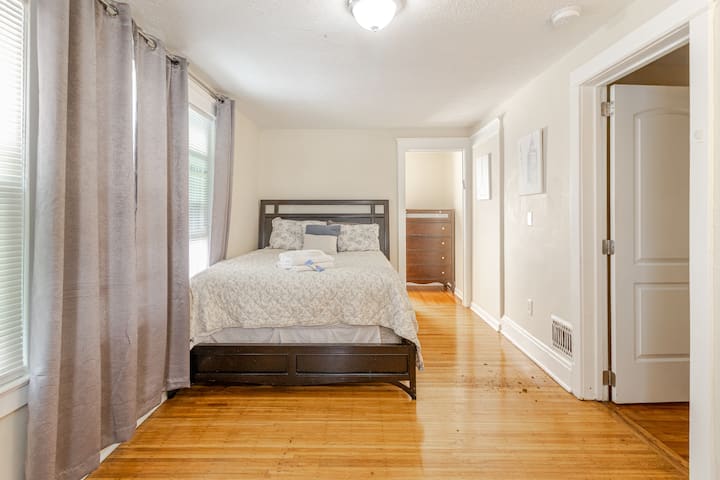 Ontspan in een gezellige queensize slaapkamer gevuld met verse handdoeken, douchegel en grote kastruimte , wat zorgt voor een comfortabel en handig verblijf.