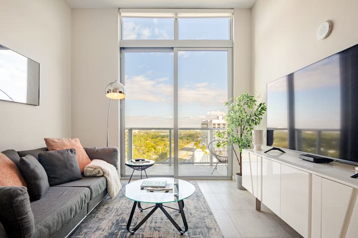 Design District Penthouse  Walk To Shops & Dining - Miami, FL