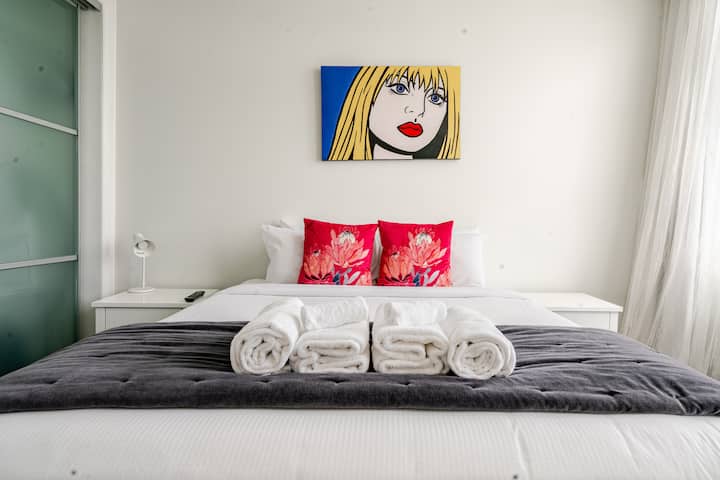 Relájate en nuestro dormitorio sereno, donde la comodidad se encuentra con el estilo. La habitación cuenta con una hermosa pintura en la pared, que agrega un toque de encanto artístico al espacio.