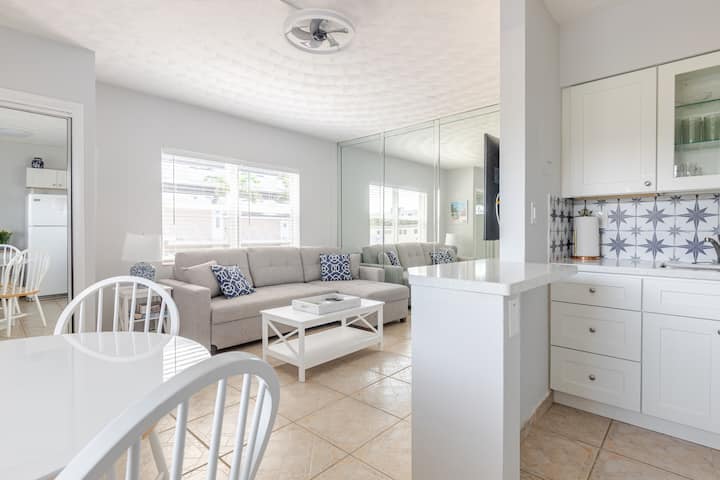 1/1 Corner Suite-bright, Renovated, Walk To Beach - Boca Ratón, FL