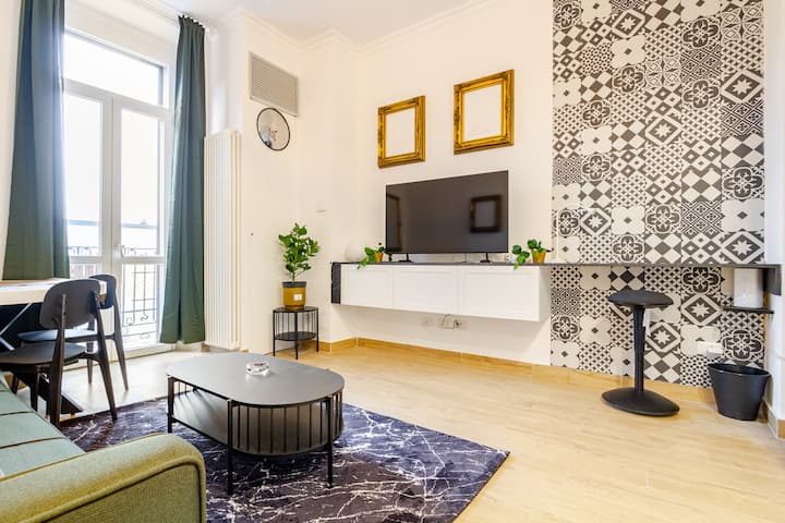 Në një dhomë ndenjjeje të bollshme dhe të rinovuar mund të shijosh mbrëmjet relaksuese duke parë televizor ose thjesht duke biseduar ose duke lexuar në kontekstin e qetë ku ndodhet apartamenti
