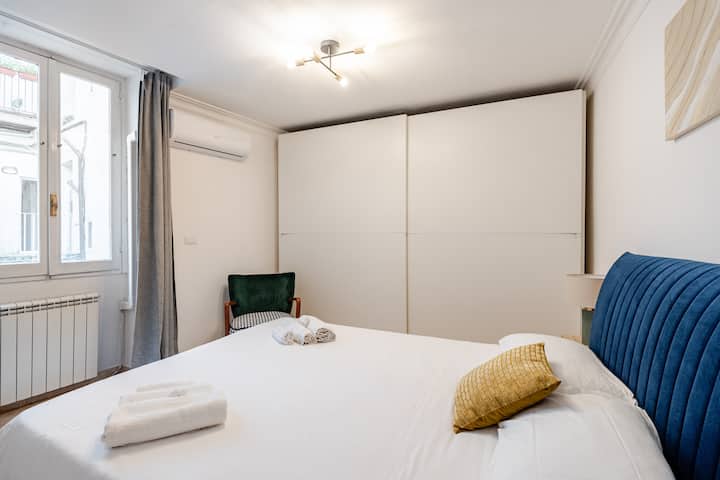 Поглед кон собата со големата гардероба во заднина и релаксирачка фотелја