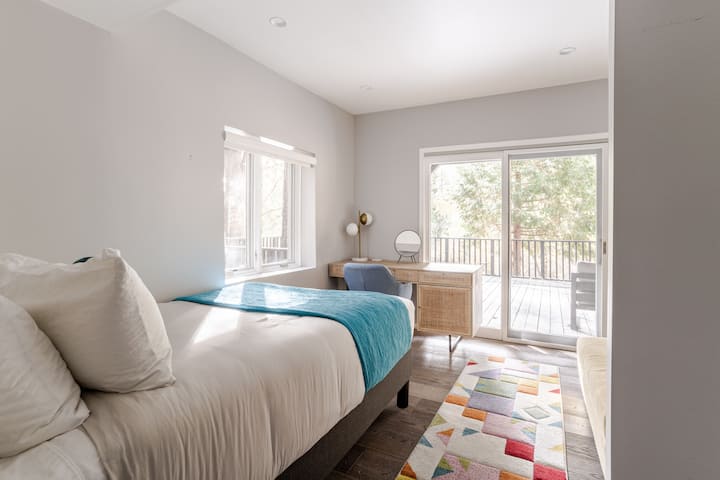 Krevat i plotë dhe hapësirë pune