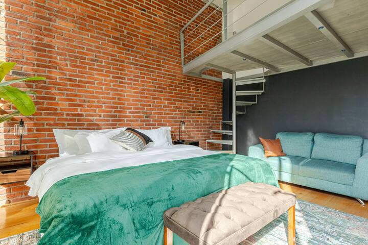 Modern Spacious & Remodeled Home + 2 Patios + AC gallery image 2