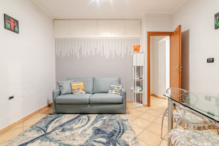 дневна соба со удобен кауч на спуштање и трпезариска маса за вечера или појадок