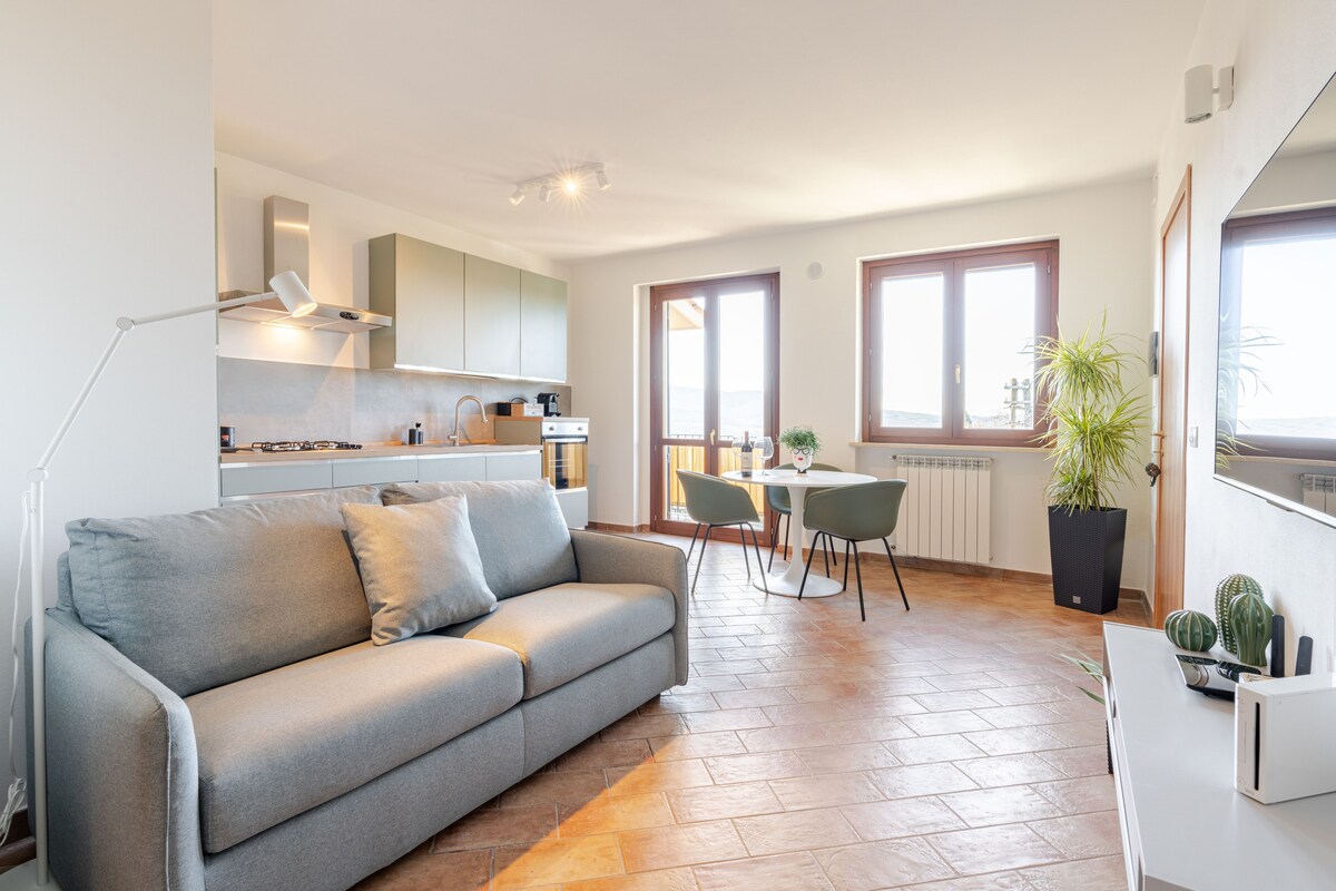 Annonce Airbnb populaire: TuscanNest: 2 bedr, Terrace 180 view, free parking à Casole D'elsa