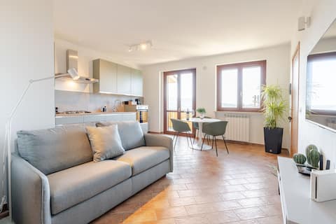Annuncio Airbnb popolare: TuscanNest: 2 bedr, Terrace 180 view, free parking a Casole D'elsa