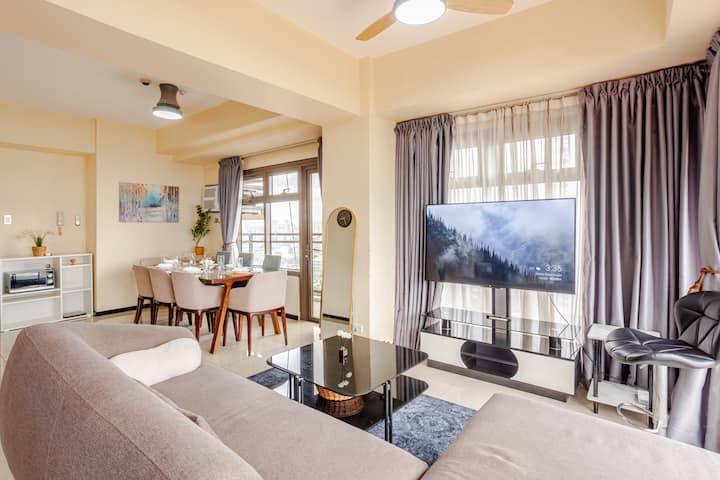 Დიდი სივრცე და დიდი ეკრანი ოჯახთან ერთად შესანიშნავი სტუმრობისთვის.
