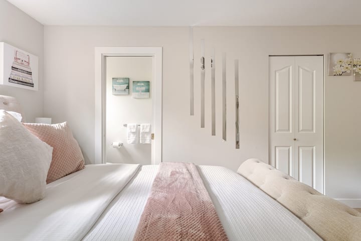 酒店级别的清洁度、清爽的白色床上用品和宁静的精品风格氛围。 精心设计，带来舒适、优质睡眠和轻松入住！ 