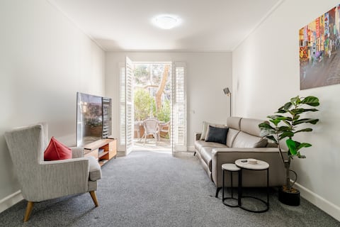 Successful Airbnb property: Stylish East Melbourne Apt w/Pool, Gym & Parking in East Melbourne