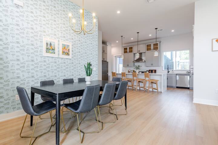 NEW Central Austin Estate: 2 Spacious Homes & Pool gallery image 5