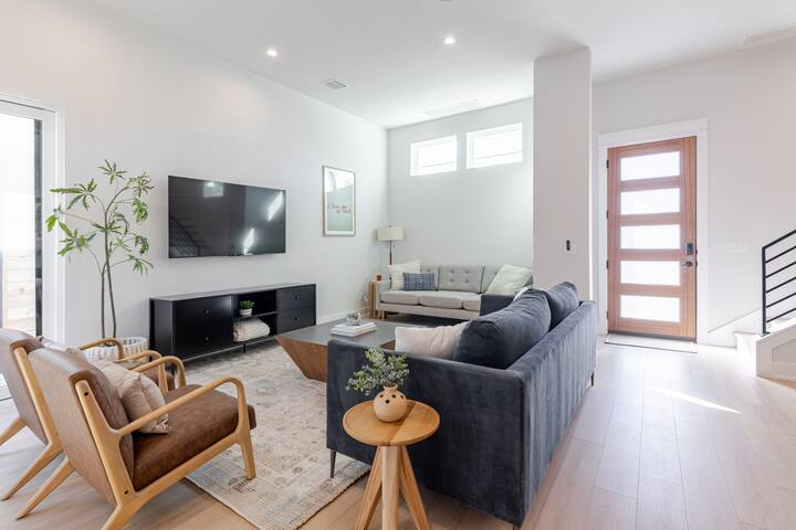 NEW Central Austin Estate: 2 Spacious Homes & Pool gallery image 3