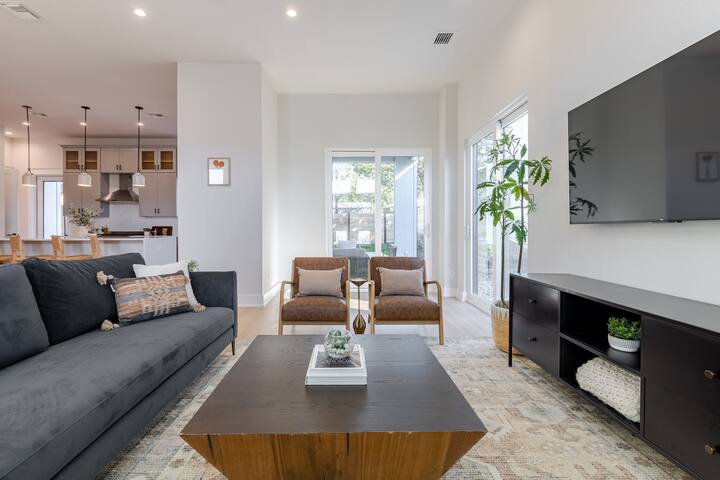 NEW Central Austin Estate: 2 Spacious Homes & Pool gallery image 4