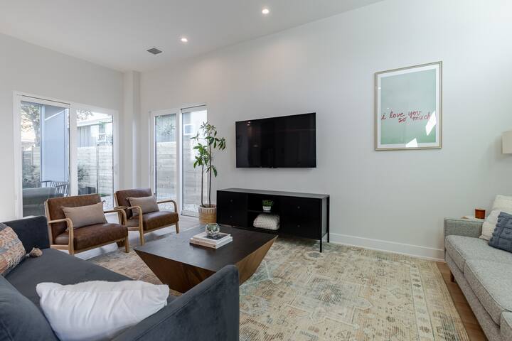 NEW Central Austin Estate: 2 Spacious Homes & Pool gallery image 2