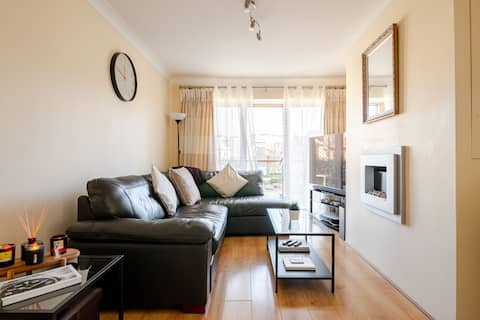 Modern Bright Apt in Dundrum beside Luas Station