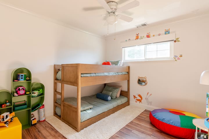Colchão portátil de tamanho duplo extra disponível para que 3 crianças pudessem dormir no mesmo quarto
