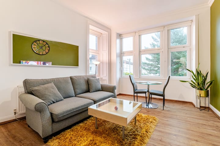 Newly Furnished Flat 4 Minutes Walk To Metro. - Glasgow