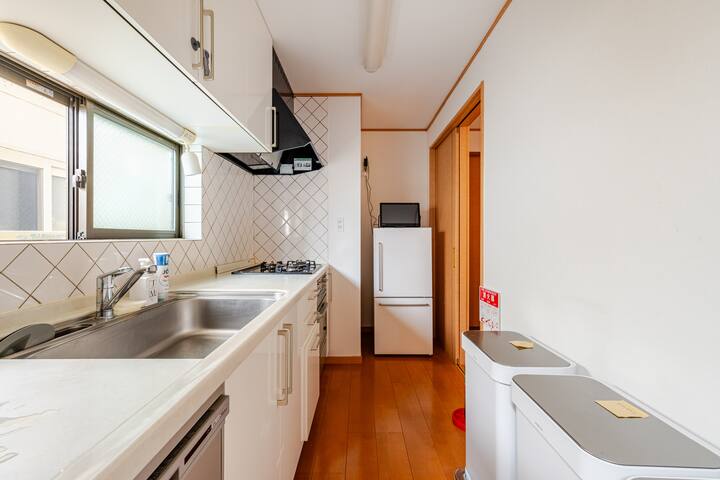 【渋谷駅徒歩10分】一棟まるごと貸し切り/5部屋/10人まで/浴室2/無料駐車場 gallery image 4