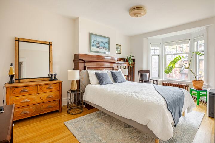 4BR 2BA Cozy Riverdale Gem |Danforth, Kid-Friendly gallery image 2