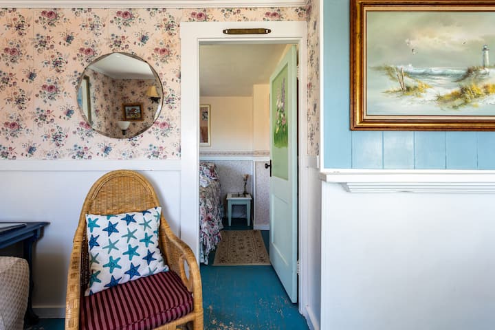 Hyrja në dhomën kryesore të gjumit (nga zona e ndenjjes)