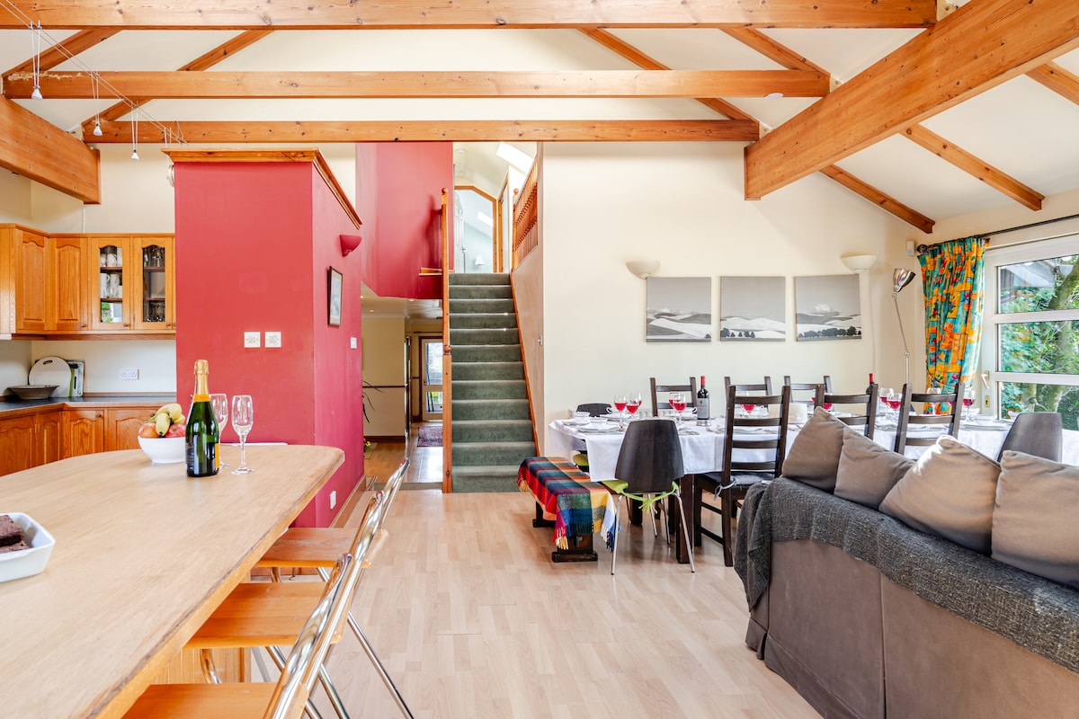 Smart and capacious kitchen-living area with comfy seating for all - ideal for entertaining large groups of friends and family or to cater for that special celebration occasion.