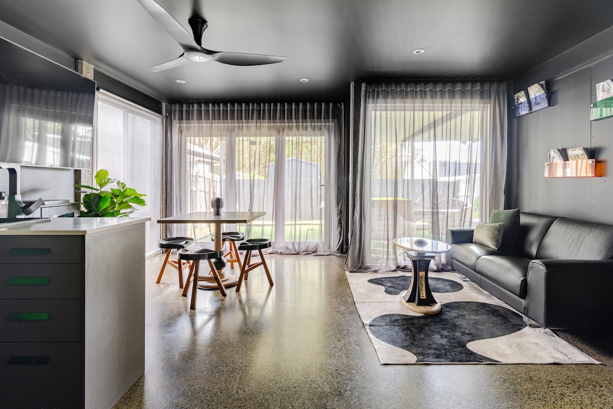 Здравейте, прибрахте се! Погледнете телевизора. Невероятно голям. Това лошо ли е? Не! Телевизорът е забавен. Този диван е много удобен. Ще ви хареса. Обещавам. 