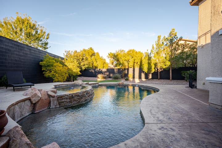 LV1 | Luxury Pool & Spa Oasis Villa – Vegas Best! gallery image 2