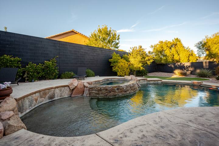 LV1 | Luxury Pool & Spa Oasis Villa – Vegas Best! gallery image 4