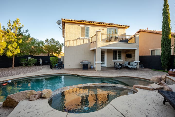 LV1 | Luxury Pool & Spa Oasis Villa – Vegas Best! gallery image 3