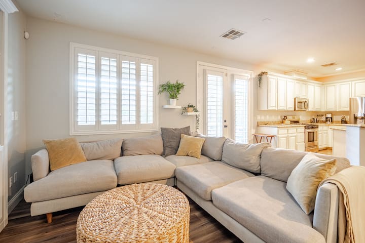 LV1 | Luxury Pool & Spa Oasis Villa – Vegas Best! gallery image 5