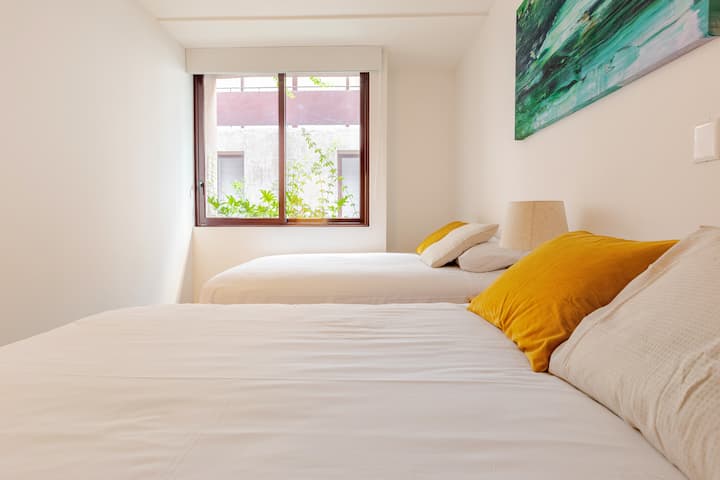 Втората спална соба нуди разновидност и удобност со два удобни брачни кревета, совршени за сместување на дополнителни гости или членови на семејството. Создаден со фокус на опуштеноста, овој привлечен простор обезбедува мирен ноќен сон.