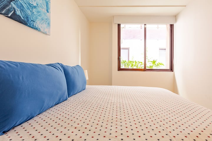 Повлечете се во спокојната главна спална соба, со луксузен брачен кревет (широк 150-179 см) за мирен ноќен сон. Оваа приватна оаза вклучува сопствена бања, која нуди удобност и практичност за релаксирачки престој.