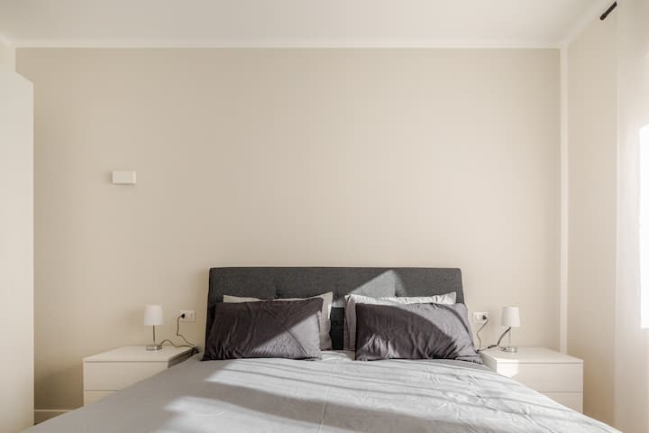 Тази просторна стая с модерно и минимално  двойно легло.
Климатик - 50 - инчов СМАРТ телевизор с включен абонамент за Netflix