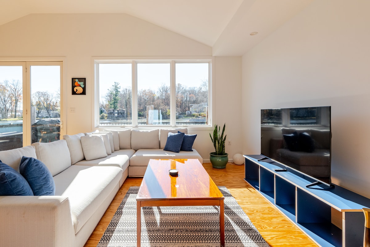 Top Airbnb: Design-Forward Lakefront Retreat w/ King Bed in Saugerties