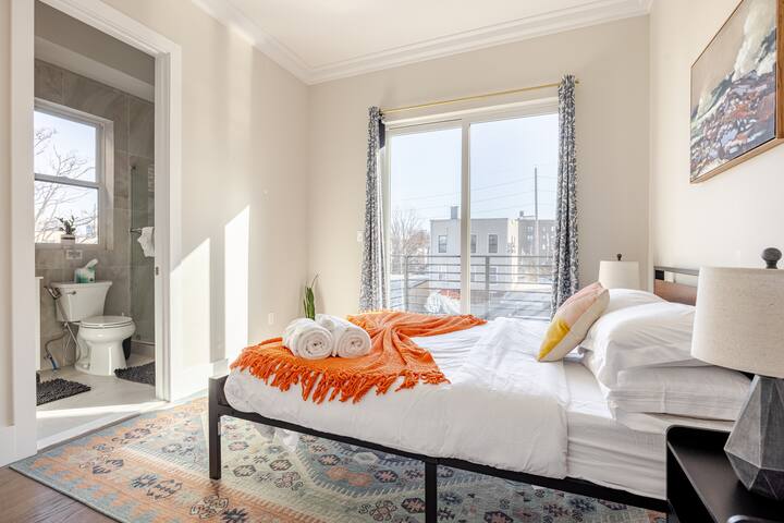 LUX 3BR Oasis w/Parking & Rooftop Minutes to NYC gallery image 5