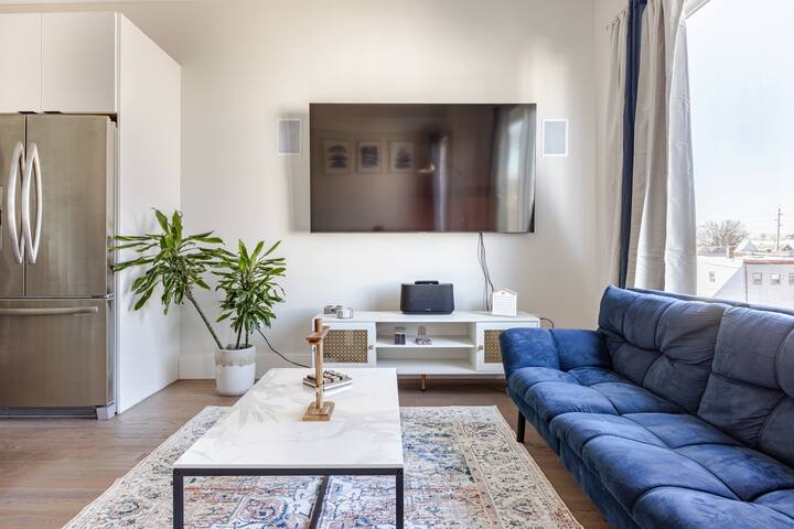 LUX 3BR Oasis w/Parking & Rooftop Minutes to NYC gallery image 2