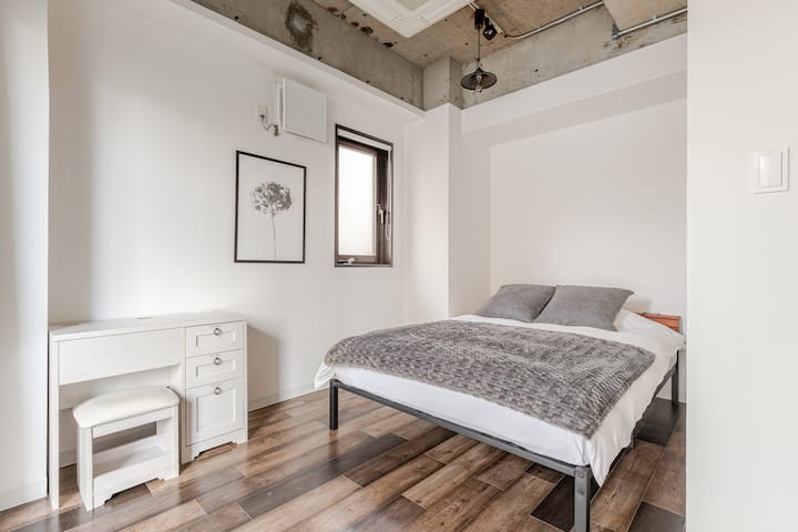 Meza ya kuvaa inapatikana.