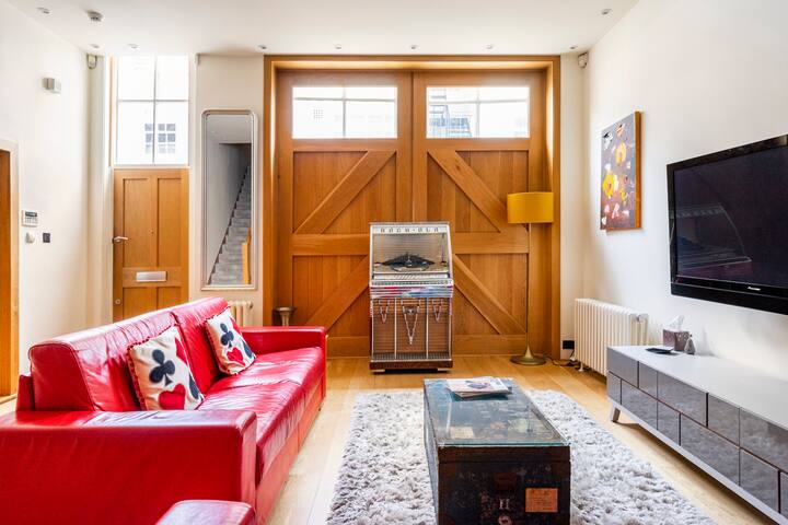 Magnificent Marylebone Mews House with Garden gallery image 2