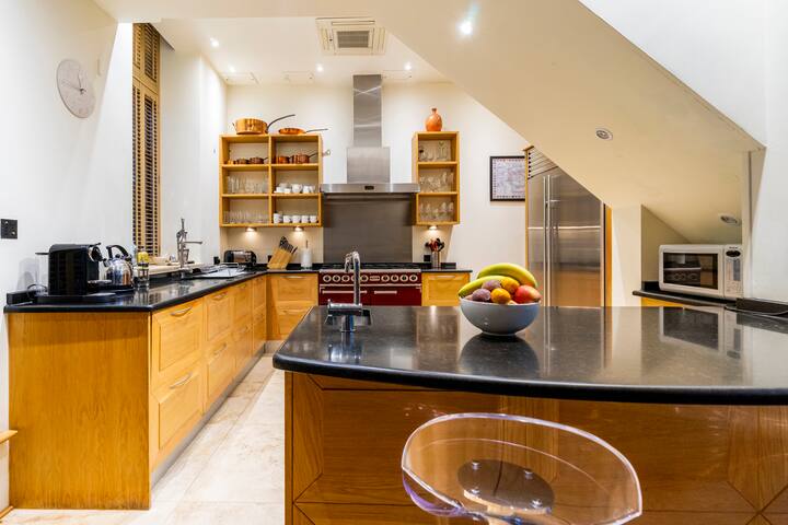 Magnificent Marylebone Mews House with Garden gallery image 3