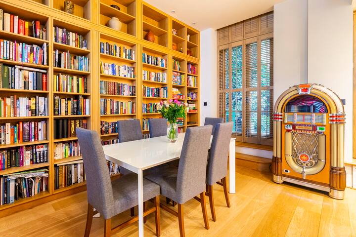 Magnificent Marylebone Mews House with Garden gallery image 4